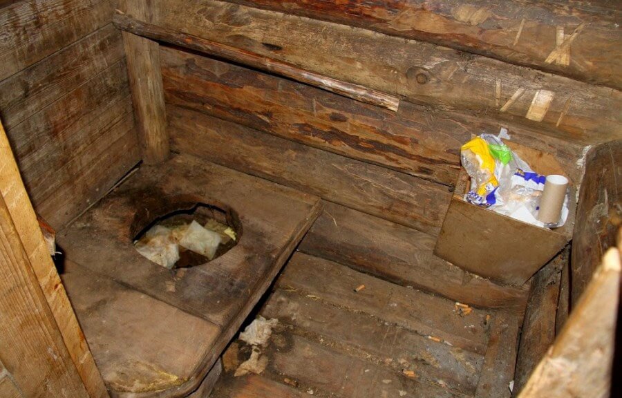 Пример типичного деревенского туалета