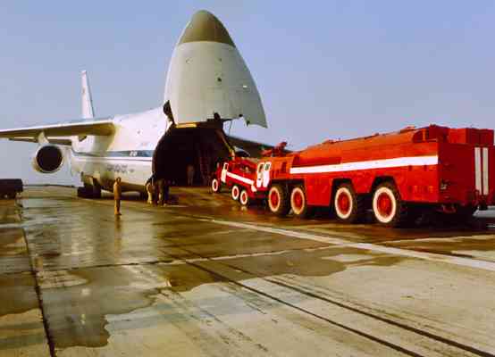 Открывающийся вверх носовой люк самолёта Ан-124.