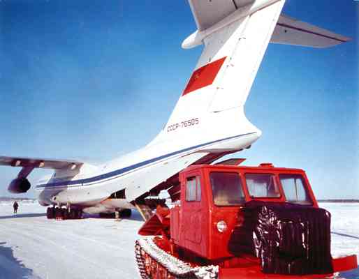 Кормовой люк с открывающимися вниз створками самолёта Ил-76Т.