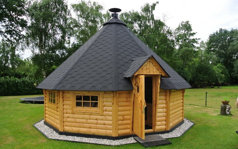 Деревянный домик гриль на фото