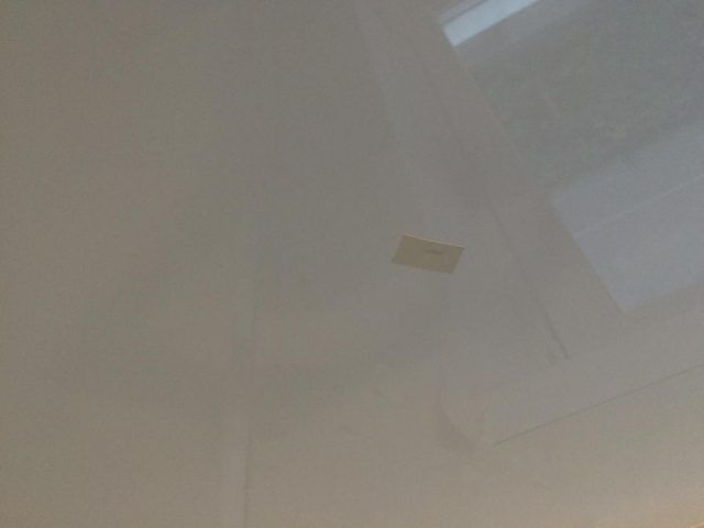 Дырка в натяжном потолке: чем заклеить, как спрятать, если проткнули, видео