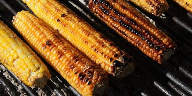 Рецепты на гриле: Кукуруза с маслом с травами