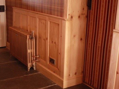 отделка стены за радиатором деревянными панелями 