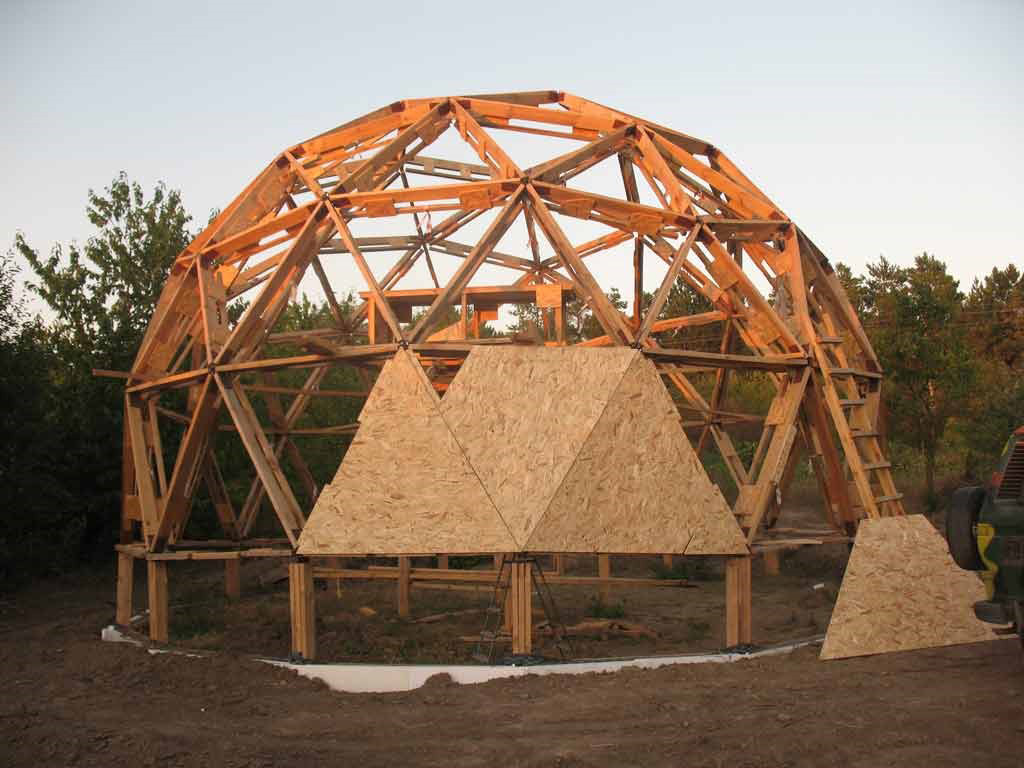строительство купольного дома с деревянным каркасом, обшитым OSB плитами