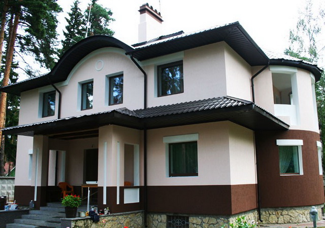 Если применять пенопласт как утеплитель правильно и по назначению, то можно получить в итоге красивый и теплый дом с шикарным фасадом.