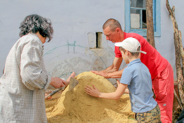 Песочный купол сложен на основании печи — полусфера — форма будущей печи. Фото: Алла Лавриненко/Великая Эпоха
