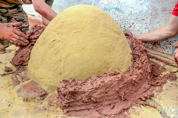Укладка самана вокруг песочной формы. Фото: Алла Лавриненко/Великая Эпоха