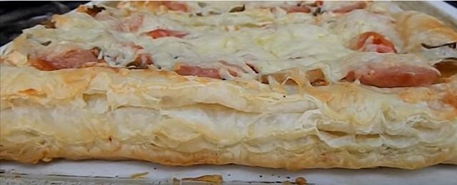 Пицца из слоеного теста в духовке - рецепт с фото