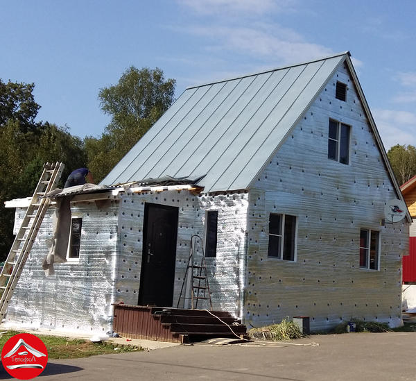 Утепление загородного дома по технологии Тепофол. Применяется рулонный утеплитель толщиной до 150 мм, с бесшовным соединением теплоизоляционных полотен. Надёжно утеплён весь периметр здания - без стыков, щелей, мостиков холода.