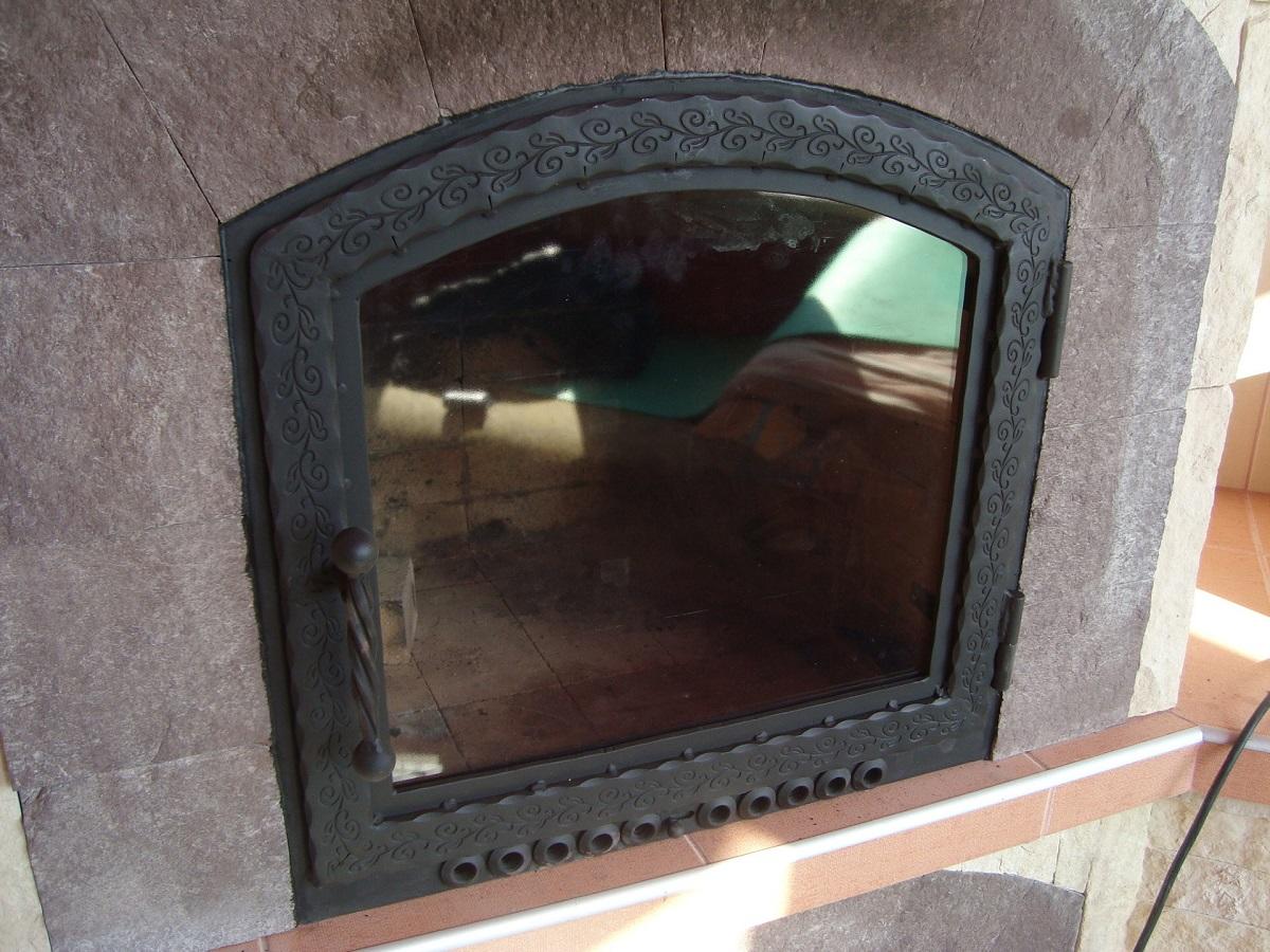 Каминные дверцы оснащены стеклом, которое выдерживает большую температуру 