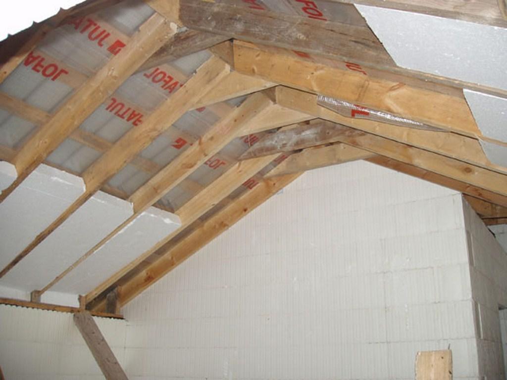 Опытные мастера считают, что внутри помещения применение дюбелей в процессе утепления потолка пенопластом не обязательно