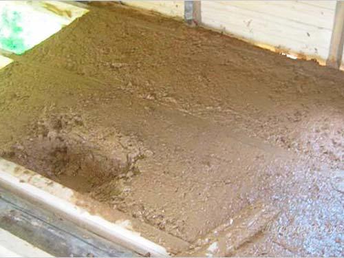 Утепление потолка глиной и опилками - процесс очень простой, который можно выполнить без посторонней помощи