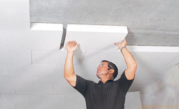 Эффективным способом предотвратить тепловые потери в помещении является утепление потолка пенопластом
