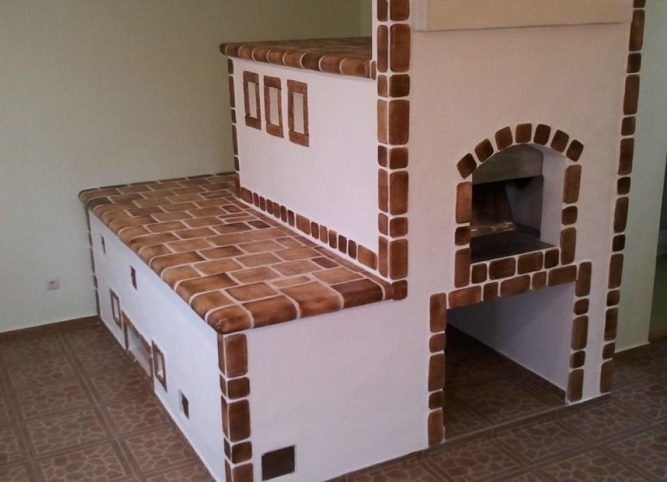При облицовке керамической плиткой печи можно украсить конструкцию и повысить ее огнеупорность 