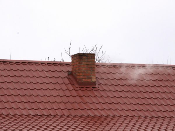 Вывод дымохода вблизи конька крыши