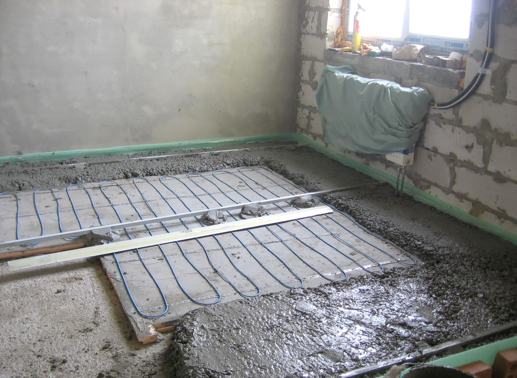 Укладка теплого пола и выравнивание бетонной стяжкой