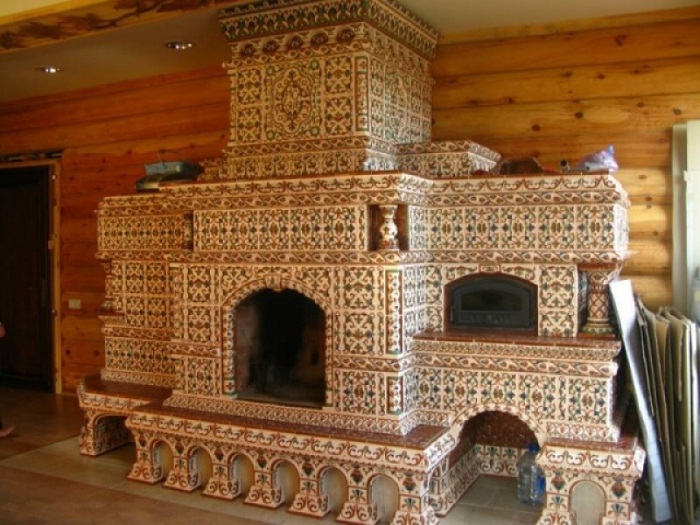 Печка в стиле «русский терем», оформленная пестрыми изразцами.