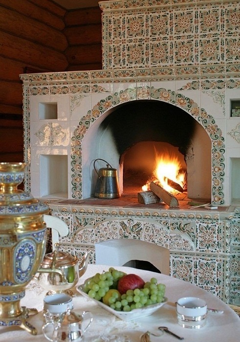 Печка в стиле «русский терем», оформленная современной керамической плиткой.