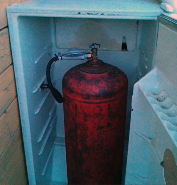 Ящик для хранения газового баллона из старого холодильника