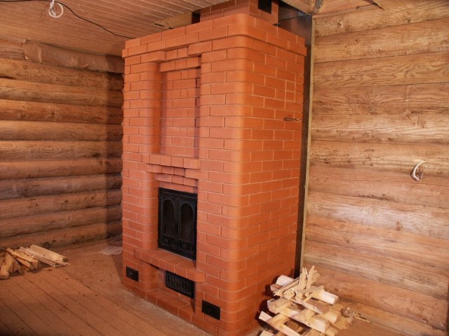Отопительная печь в деревянном доме