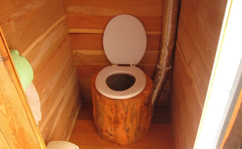 Вариант оформления дачного туалета