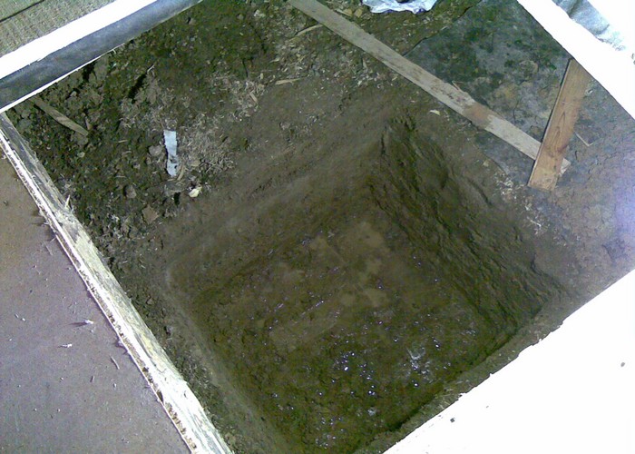 Фундамент вышел практически на уровень земли, после чего стоит собрать опалубку, до уровня пола это еще 130 см.