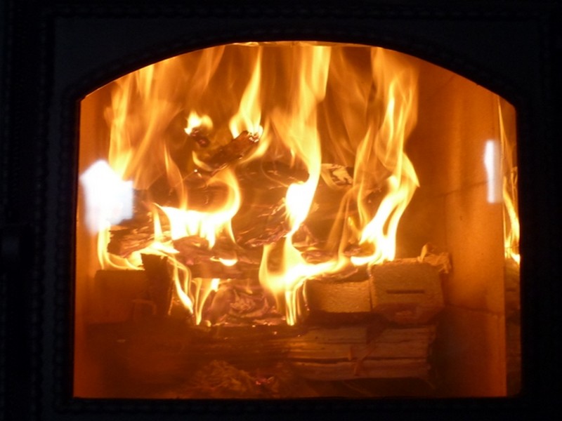 При розжиге сверху дрова сгорают медленнее, так как горит только верхняя часть закладки