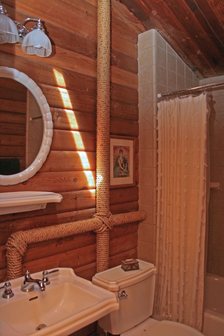 Декор трубы веревкой в ванной