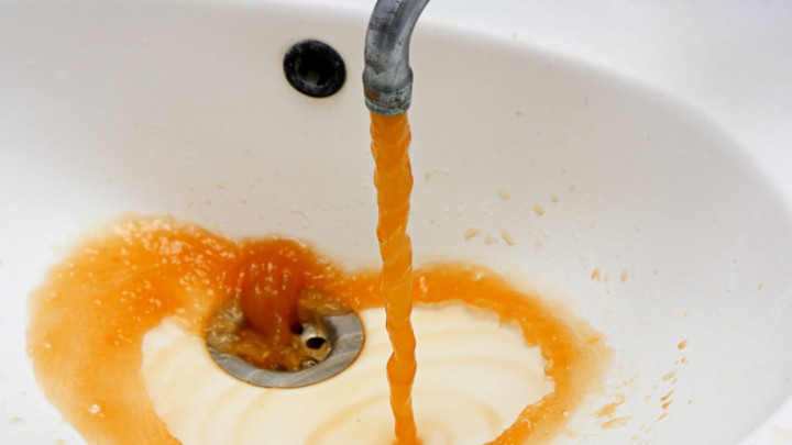 Как экономно очистить «ржавую» воду в квартире
