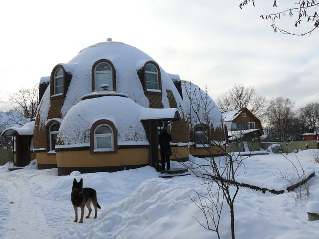 Круглый дом в зимнее время годы