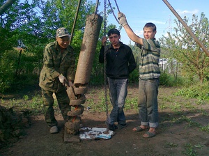 Извлеченный из скважины шнек.