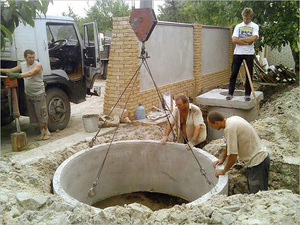 Монтаж бетонных колец при помощи подъемного крана