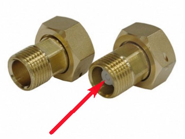 Обратный клапан может быть конструктивно размещен в соединительном штуцере водомера