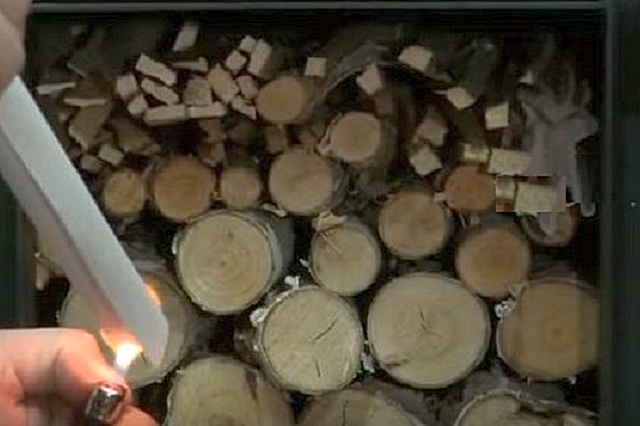 Для разжигания печи применяют лучины или бумагу, которые укладывают сверху дровяной закладки
