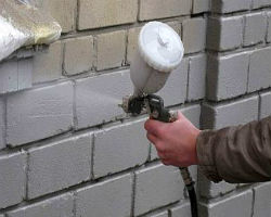 Жидкую теплоизоляция наносят на стену