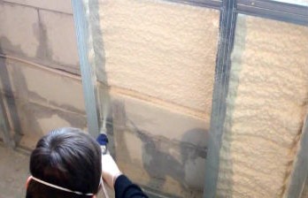Нанесение пенополиуретана на стены дома из газобетона