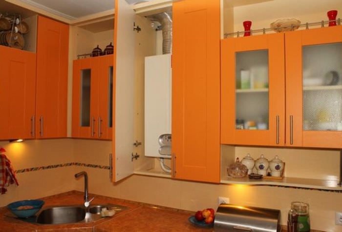 Газовый котел в интерьере кухни в частном доме