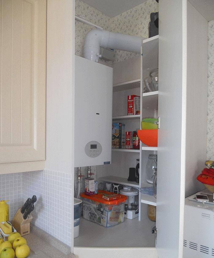Газовый котел в интерьере кухни в частном доме