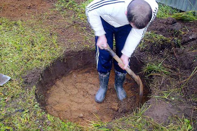 Начинаем копать яму, глубина которой значительно меньше высоты кольца